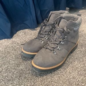 Womens hiking boots size 7.5.